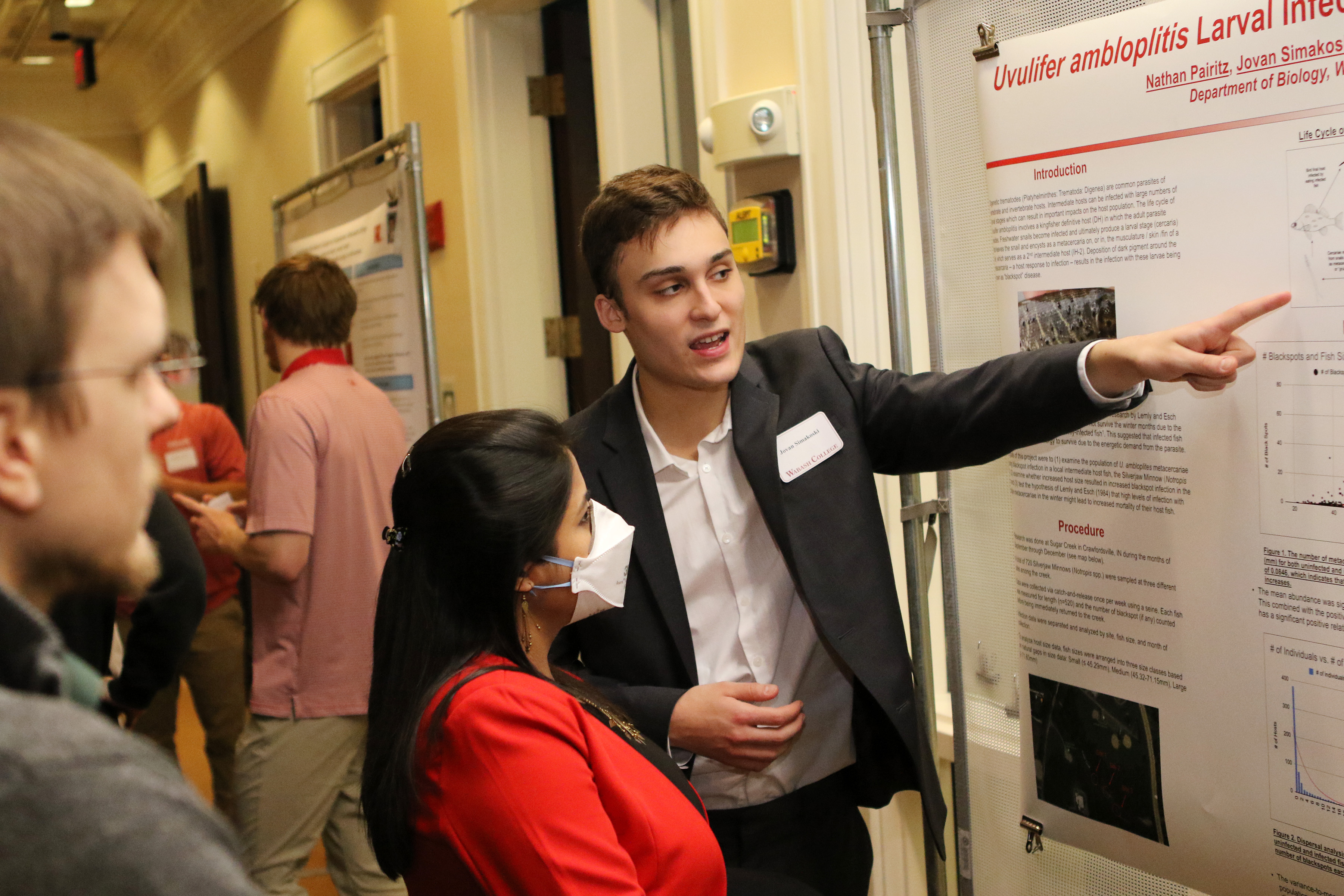 Jovan Simakoski ’23 explains his research on parasites found in local aquatic ecosystems. 