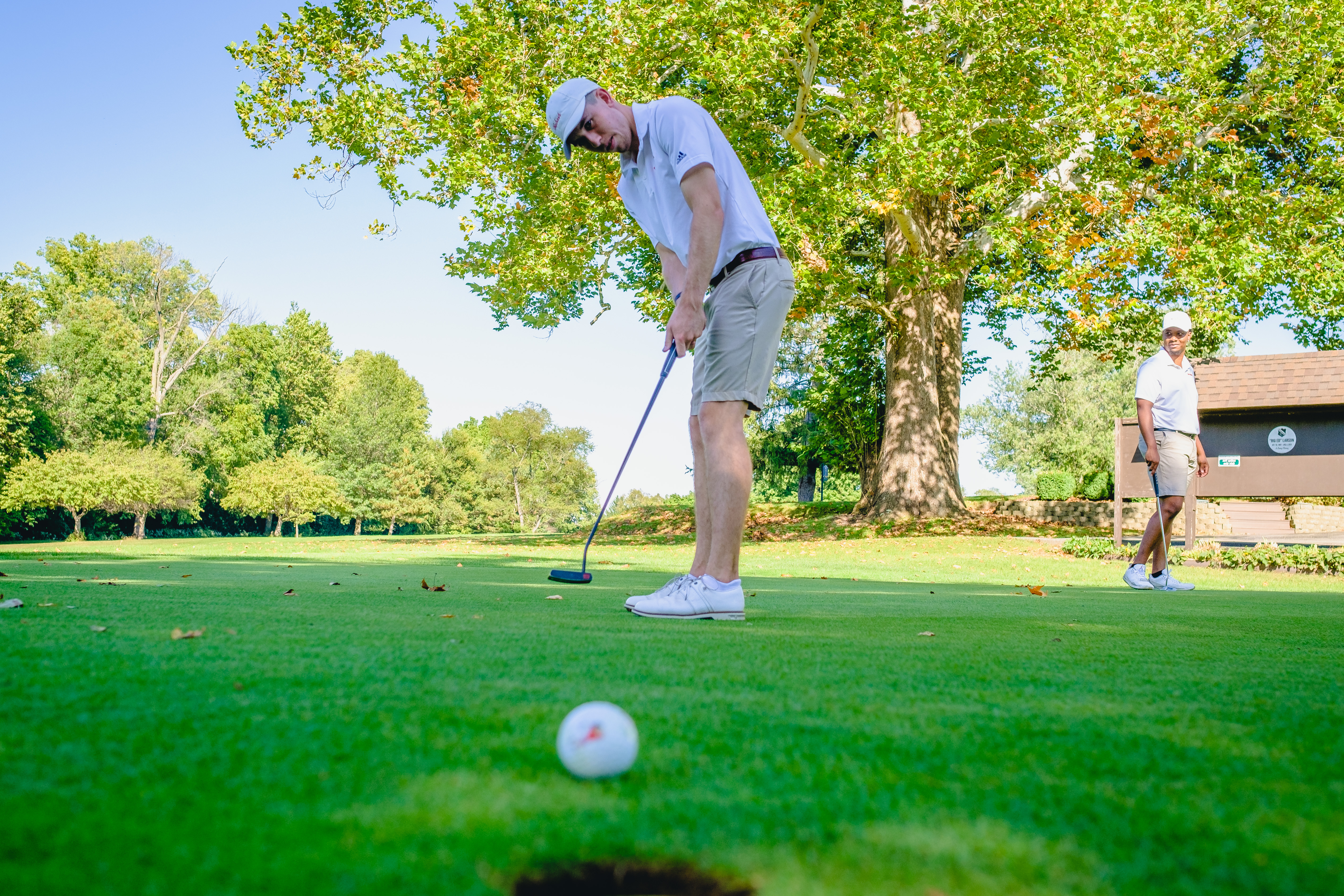 Brayden 168ƽ̨_ʱȷ-ע|iss ’24 works on his short game during a recent practice with the Wabash golf team. He currently leads the team in scoring, and holds both the single-season and career scoring record for the College.