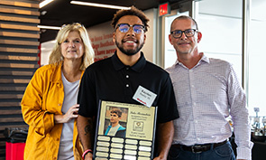 Beatty (center) receives the Luke Borinstein Award with Jill Rogers, associate GHI director (left) and Eric 168ƽ̨_ʱȷ-ע|tzel, professor of biology and GHI director.