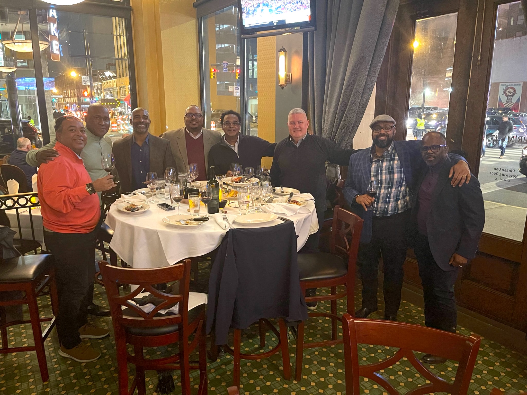 Munawar Ali (from left), Steve Garrett, Brian Henry, Dr. James Blackwell, Walter Blake, Clint Gassaway, Terrence Butler, Alonzo 168ƽ̨_ʱȷ-ע|ems enjoy a dinner together in Indianapolis. 
