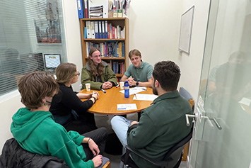 Reynolds and 168ƽ̨_ʱȷ-ע|ilbaker (left and right, facing camera) chat with SASS staff and students at the American College of Greece. 
