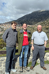 168ƽ̨_ʱȷ-ע|ilbaker (from left), Reynolds, and Koppelmann at Arachova, not far from Delphi, Greece. 